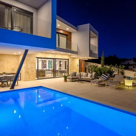 Villa Seven Seas With Heated Pool And Jacuzzi By The Sea-2